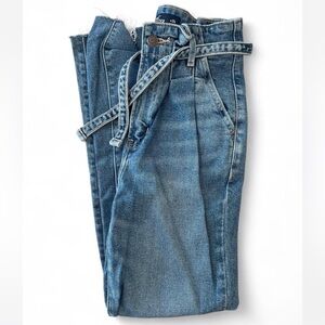 Hollister High Rise Blue Jeans with Classic Denim Style